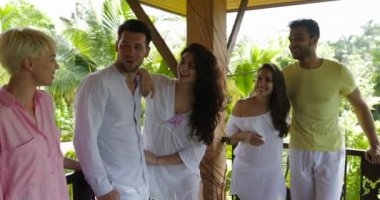 Arkadaşlar sabah, Mix yarış Erkekler ve kadınlar iletişim açık havada konuşurken yaz terasında grup