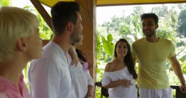 Genç insanlar tropik orman, yaz terasında neşeli Mix yarış arkadaşlar iletişim gülümseyen mutlu konuşmaya grubu