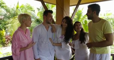 Genç insanlar tropik orman, yaz terasında neşeli Mix yarış arkadaşlar iletişim gülümseyen mutlu konuşmaya grubu