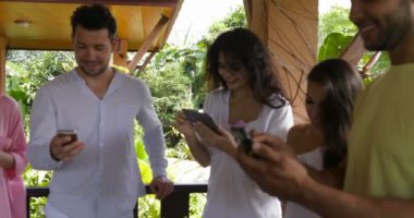 Bir grup insan hücre akıllı telefonlar sohbet Online, Mix yarış Erkekler ve kadınlar mesajlaşma yaz terasında Holding