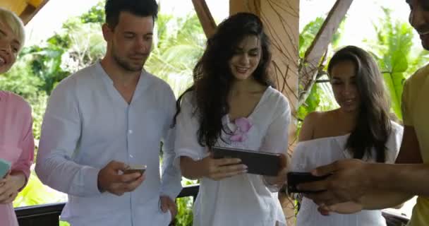 Groupe De Personnes Regarder Des Photos Sur Cellules Téléphones Intelligents Messagerie En Plein Air Sur Terrasse D'été, Mélanger Race Hommes Et Femmes Parler Holding Gadgets 