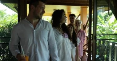 Genç insanların oturma odasında Teras konuşmasını geliyor grup grup arkadaşları iletişim Kanepeye otur