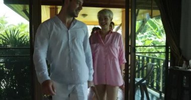 Yaz terası Koç iletişim Mix yarış insanlar oturma odasında oturup konuşurken kapalı gelen Arkadaş grubu