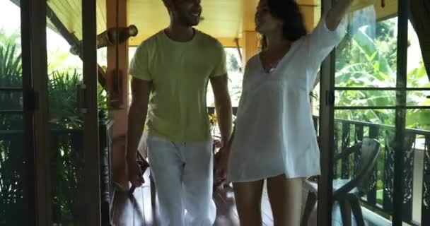 Casal jovem chegando em casa a partir de Verão Terraço Falando, Cheeful Man And Woman Holding Hands Happy Smiling — Vídeo de Stock