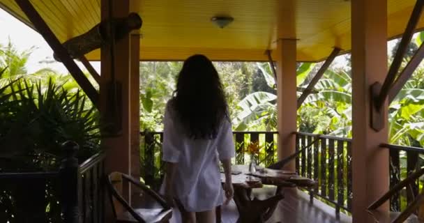 Jeune femme Porte Ouverte Marchant Sur La Terrasse D'été Avec Beau Paysage Tropical, Arrière De Belle Fille Profitez De La Vue Du Matin — Video