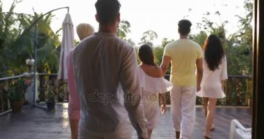 Geri dikiz insanlar grup günbatımı üzerinde tropik orman seyir Teras, Out yürüyüş