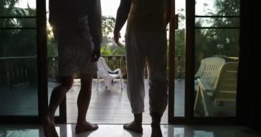 İki erkek konuşuyor, Eşcinsel çift tropikal ormanda günbatımı üzerinde iletişim çeşitli yaz terasında çıkıp geri arka görüş