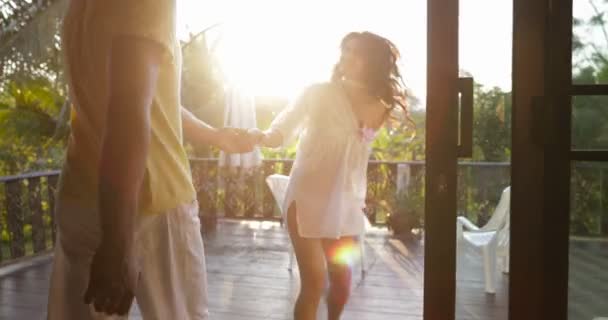 Giovane donna tenere mano uomo passeggiata fuori a terrazza al tramonto, Diverse coppie godere insieme bellissimo paesaggio posteriore vista — Video Stock