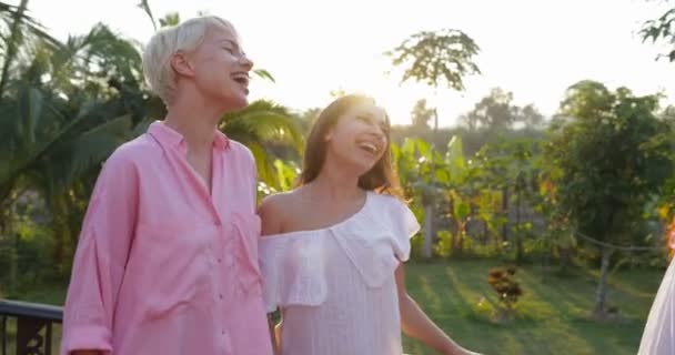 Grupo de chicas hablando en la terraza de verano disfrutar del paisaje, las mujeres jóvenes felices sonriendo alegre comunicarse al aire libre — Vídeos de Stock