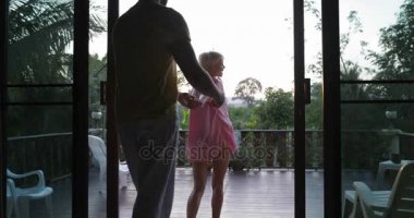 Mutlu çift, günbatımında açık havada Mix yarış erkek ve kadın aşık neşeli kucaklayan iplik Teras Out yürüyüş