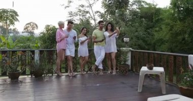 Akıllı cep telefonları söz terasta ile arkadaş grubu, genç insanlar Online açık havada mesajlaşma Selfie fotoğraf yapar.