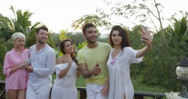 Gençlerin kendi kendine portre hücre akıllı telefon, açık havada yaz terasında poz mutlu gülümseyen arkadaşlar kucaklayan yapma