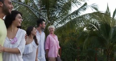 Grup günbatımı üzerinde tropik orman yaz terasında otelin, Mix yarış arkadaş tatile birlikte arayan insanların heyecanlı