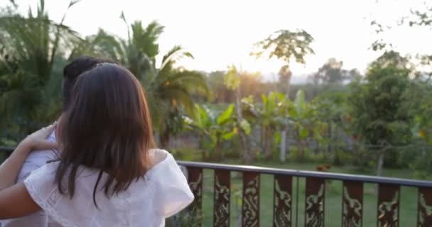 Coppia felice che gira sulla terrazza al tramonto, giovane uomo e donna godono di un bellissimo paesaggio abbracciante — Video Stock