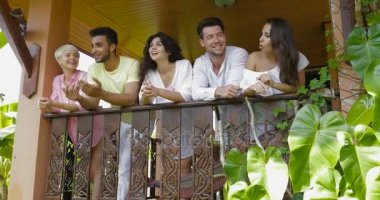 Mix yarış grup arkadaşıyla Villa balkon, genç erkek ve kadınların dinlenme otelin yiyorsunuz konuşurken ayakta iletişim