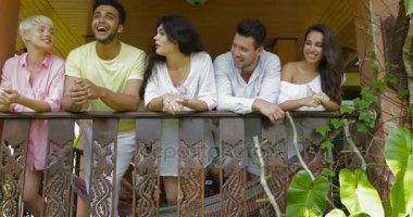 Yaz terası, Mix yarış Erkekler ve kadınlar iletişim açık havada tropik orman manzaraya bakarak ayakta konuşan arkadaşlar mutlu grup