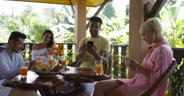 Kelompok Orang yang Menggunakan Ponsel Pintar berselancar di Internet Social Media Communciation Concept, Friends Chatting Online Sitting At Table On Terrace — Stok Video