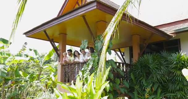 Grupo de Amigos Falando no Terraço de Verão Olhando para a Floresta Tropical, Misture a Comunicação de Homens e Mulheres ao Ar Livre — Vídeo de Stock