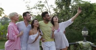 Bir grup insan Selfie terasta günbatımı üzerinde kendi kendine portre açık havada için poz arkadaşlar fotoğrafta