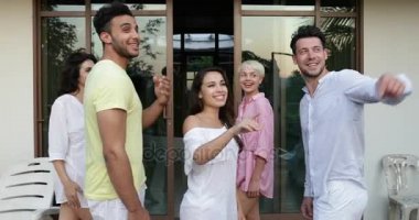 İnsanlar kapalı yaz terasından konuşuyor, tropik orman otelin Mix yarış arkadaş grubu iletişim