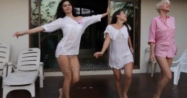 Açık havada eğleniyor batımında, neşeli genç kadınlar rahatlatıcı güzel kızlar dans yaz terası