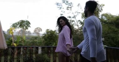 Eller yürüyüş sabah tropik orman doğarken mutlu kadın ve erkek birlikte arıyorum yaz terasında tutan coupe