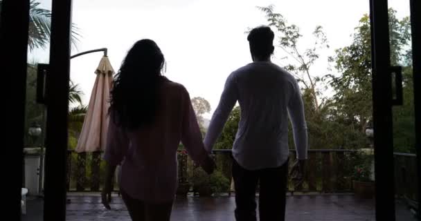 押し手ミックス レース男と女の朝熱帯林を見て夏のテラスでクーペ徒歩のバック背面図 — ストック動画