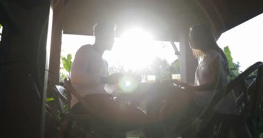 Çift konuşma yaz terasında kahvaltı yemek ve sağlıklı yemek çıkarırken açık havada sabah kadın iletişim