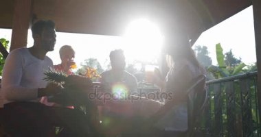 İnsanlar yemek açık havada sahip konuşan Mix yarış arkadaşlar sabah, yaz terasında kahvaltı yerken iletişim grubu