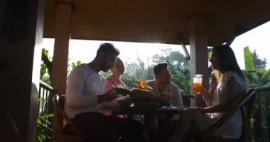 İnsanlar kahvaltı terasta, açık havada içinde sabah yemek yerken iletişim arkadaş grubu