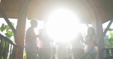 Sabah açık havada sosyal medya çevrimiçi mesajlaşma grupta grup kullanarak hücre akıllı telefonların yaz terasında