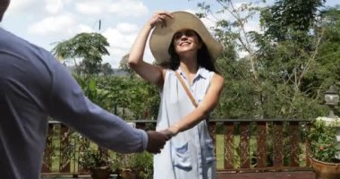 Neşeli kadın adam yaz terası, açık havada yapılan Modern otel turist tatil genç mutlu çift için önde gelen