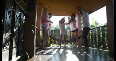 Bir grup insan yaz terası, Mix yarış genç erkek ve kadınların birlikte sabah dışarıda eğleniyor dans