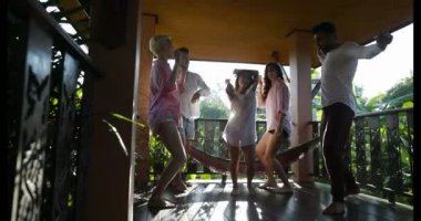 Neşeli bir grup insan yaz terası, Mix yarış genç erkekler ve kadınlar birlikte sabah dışarıda eğleniyor kutlama dans