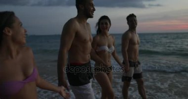 Grup yürüyüş günbatımı Pov, plaj, yaz deniz tatil mutlu saçak üzerinde konuşurken neşeli insan