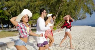 Mutlu insanlar plajda, Mix su için çalışan adam ve kadın grup turistler denize tatile yarış