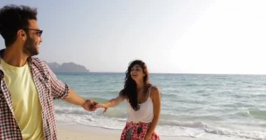 Kadın Sudan, plajda, denize tatile turist gülümseyen mutlu yürüme çift Holding eller önde gelen adam