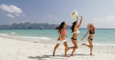 Kızlar bikini Beach, neşeli bayanlara turistler yaz tatili üzerinde çalışan