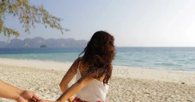 Su, çift sahilde turistler gülümseyen mutlu çalışan önde gelen kız almak adam el