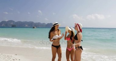 Kızlar plajda Selfie fotoğrafta cepten telefon, Bikini ve hasır şapka neşeli kadın yaz tatile akıllı