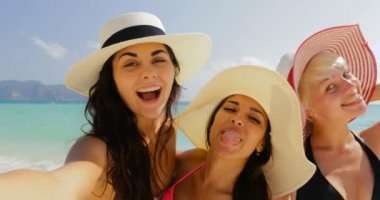 Kızlar plajda Selfie fotoğrafta cepten telefon, Bikini ve hasır şapka neşeli kadın yaz tatile akıllı