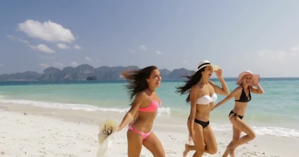 Κορίτσια με μπικίνι που τρέχει στην παραλία, χαρούμενα ομάδα γυναικών τουρίστες για καλοκαιρινές διακοπές — Αρχείο Βίντεο