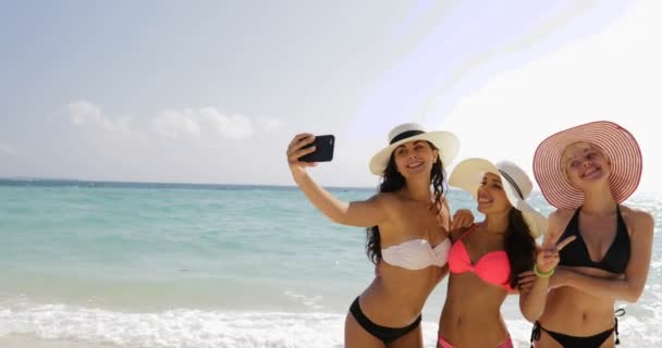 Flickor på stranden tar Selfie foto på Cell Smart telefon, glada kvinnor i Bikini som tar upp halm hattar på sommarsemester — Stockvideo