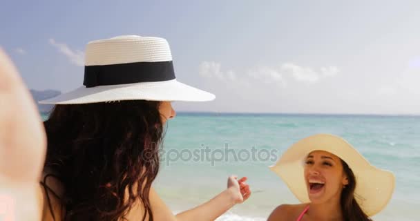 Girl Holding Cell Smart Phone Welcome Women To Take Selfie Photo On Beach, Cheerful Tourists In Straw Hats On Summer Holiday — Stock Video