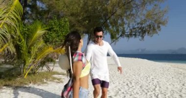 Kız tutun adam el, plaj, deniz tatil turist gülümseyen mutlu çalışan çift