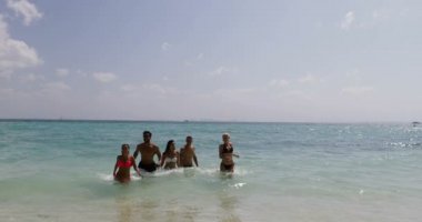 Sahilde Su çalışan insanlar, neşeli erkekler ve kadınlar turistler yaz tatilde grup