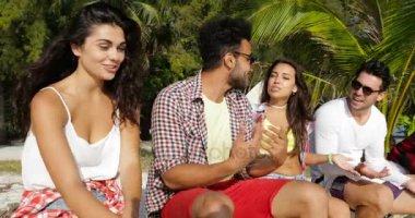 İnsanlar iletişim palmiye ağaçları, mutlu gülümseyen Mix yarış adam ve kadın arkadaşlar altında açık havada oturup konuşmaya grubu