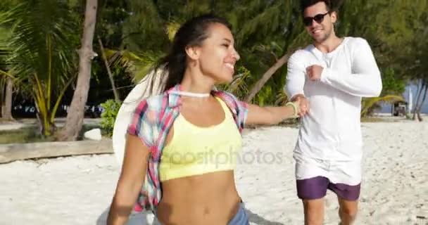 Chica de la mano del hombre, Correr en la playa, Felices turistas sonrientes Pareja en vacaciones de mar — Vídeo de stock