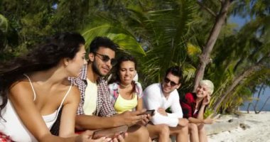 İnsanlar grup Beach palmiye ağaçlarının altında açık havada akıllı cep telefonuyla Selfie fotoğraf çekmek