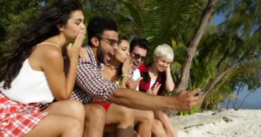 İnsanlar grup Beach palmiye ağaçlarının altında açık havada akıllı cep telefonuyla Selfie fotoğraf çekmek